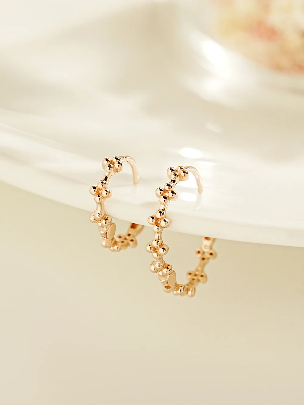 14K 18K Bubble Clover Cartilage Hoop Earring - Image 3