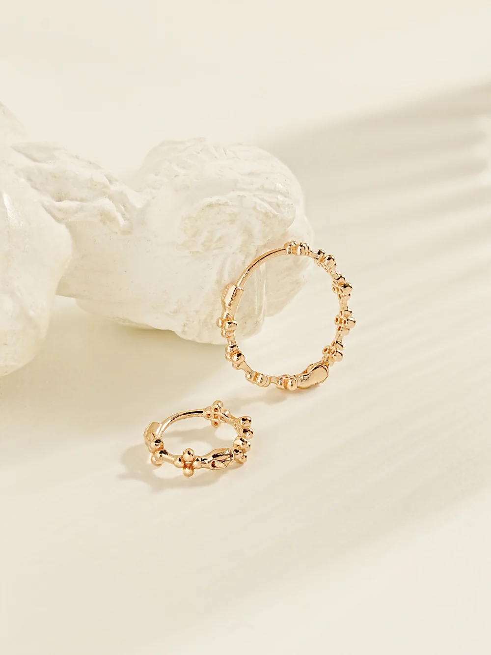 14K 18K Bubble Clover Cartilage Hoop Earring - Image 5