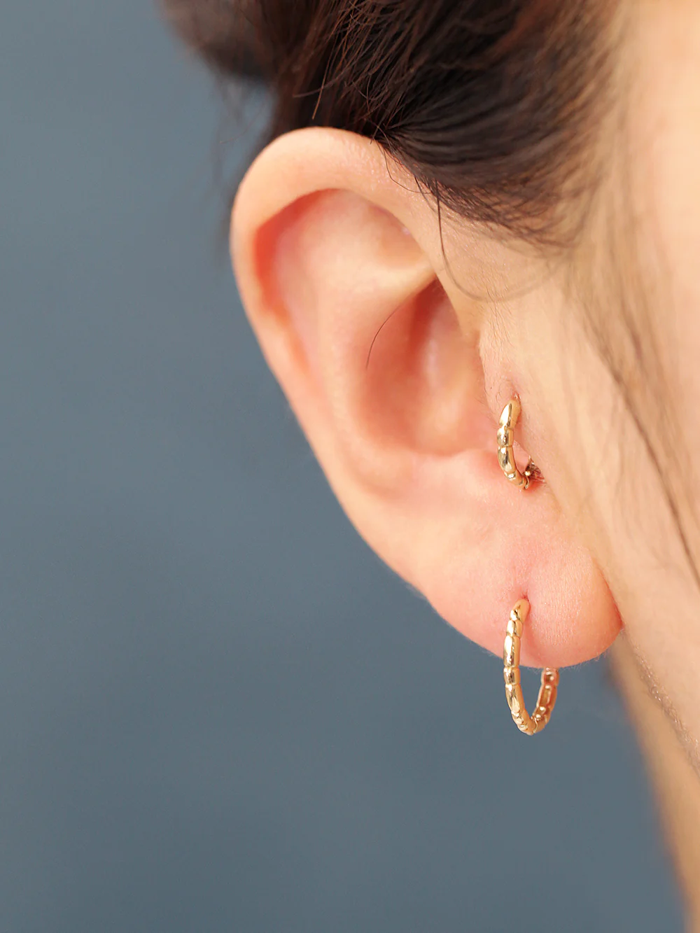 14K Gold Carving Cutting Hoop Earring - Image 2