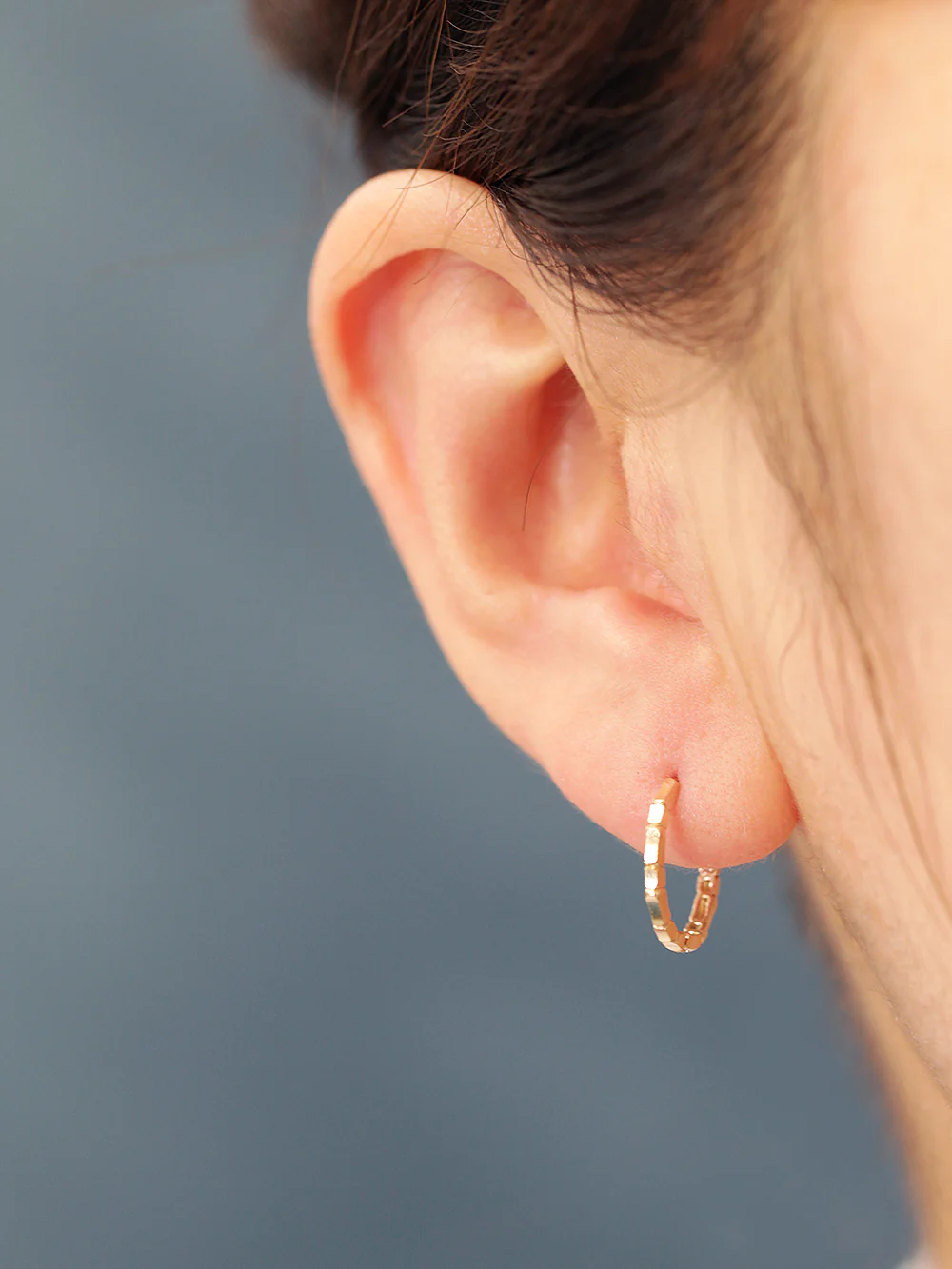 14K Gold Carving Cutting Hoop Earring - Image 5
