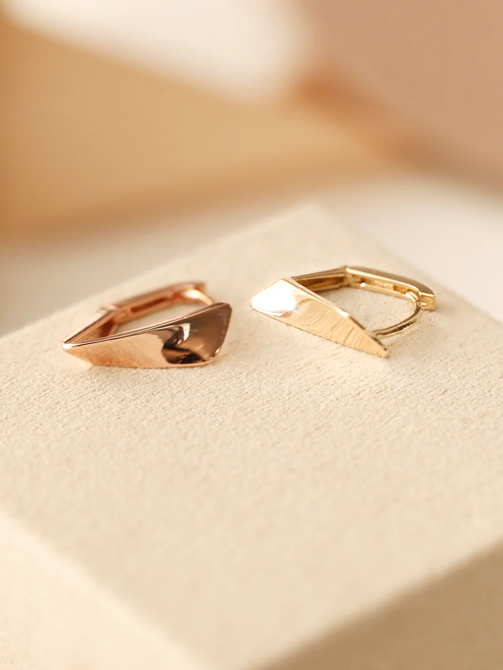 14K 18K Gold 3D Rhombus Cartilage Hoop Earring - Image 3