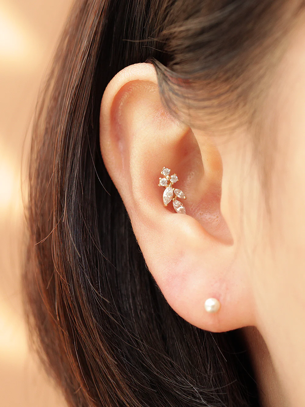 14K Gold Bling Cubic Leaf Cartilage Earring 20G - Image 2