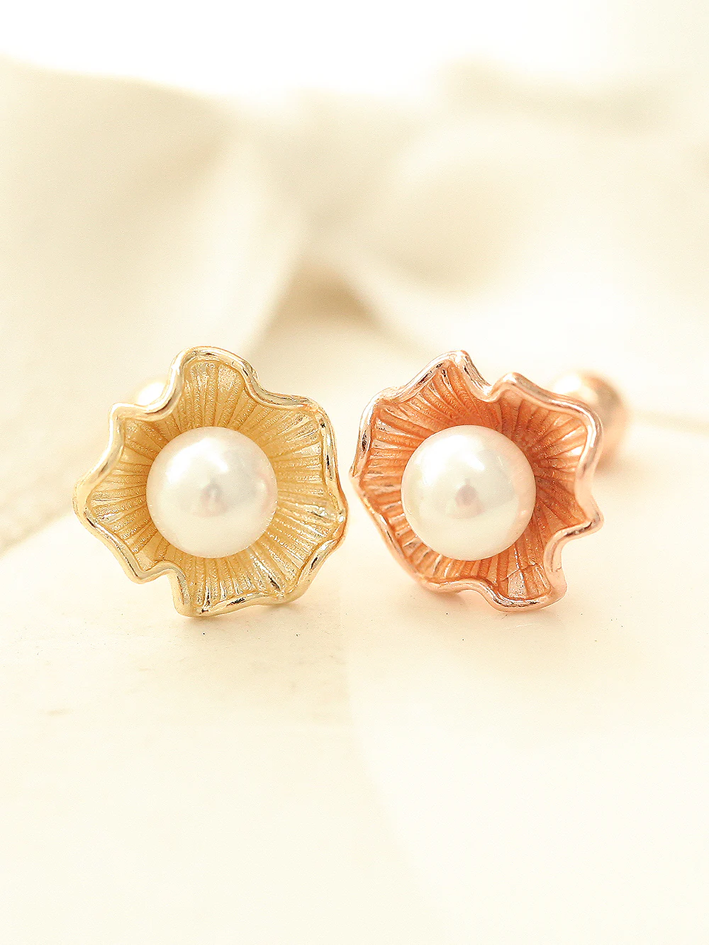 14K Gold Clam with Pearls Cartilage Earring 20G - Image 2