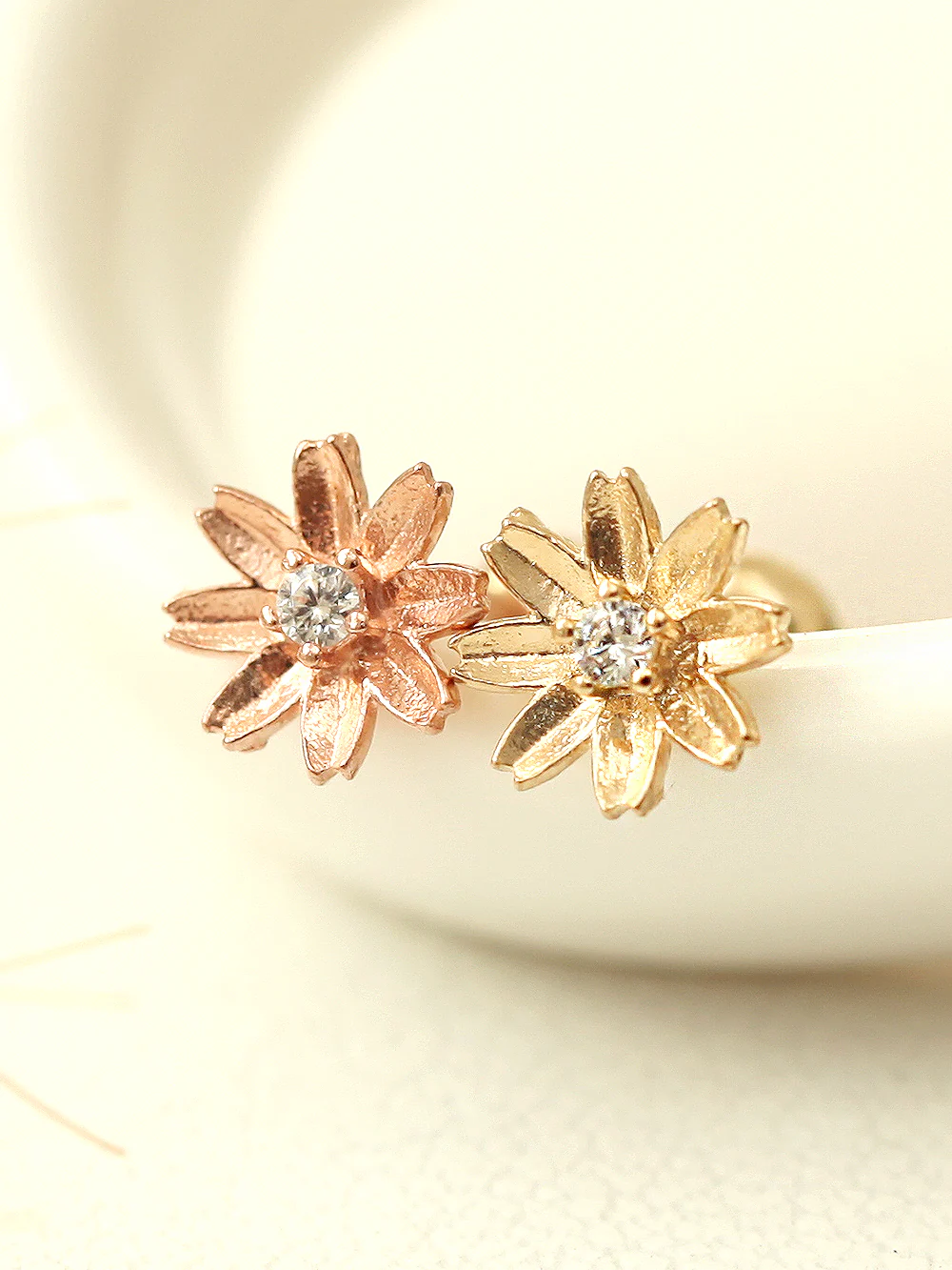 14K gold Flower Cubic cartilage earring 20g - Image 3