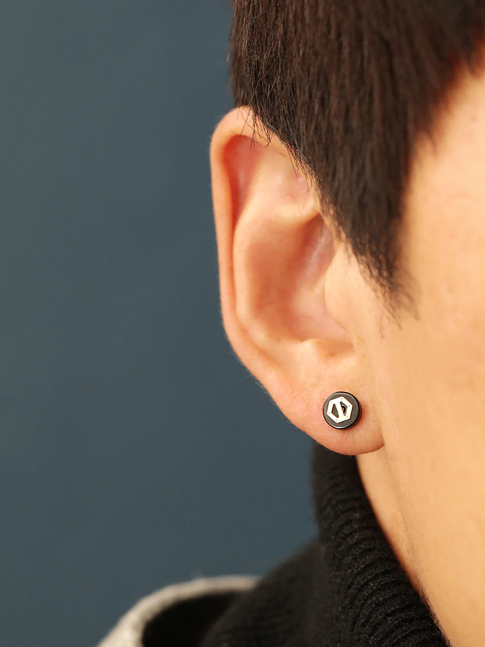 14K Gold Black and Gold Cartilage Earring 20G - Image 2