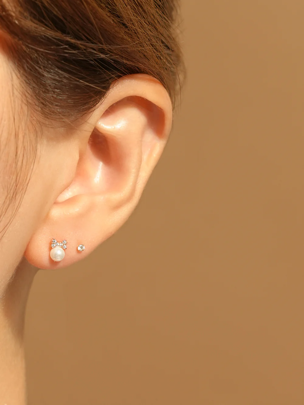 14K Gold Bow Tie Pearl Cartilage Earring 20G - Image 2