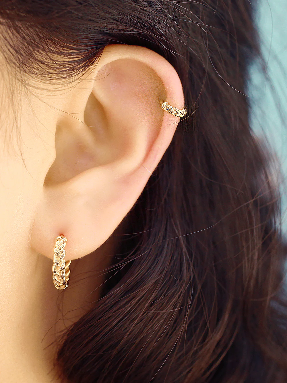 14K Gold Chain Conch Hoop Earring - Image 8