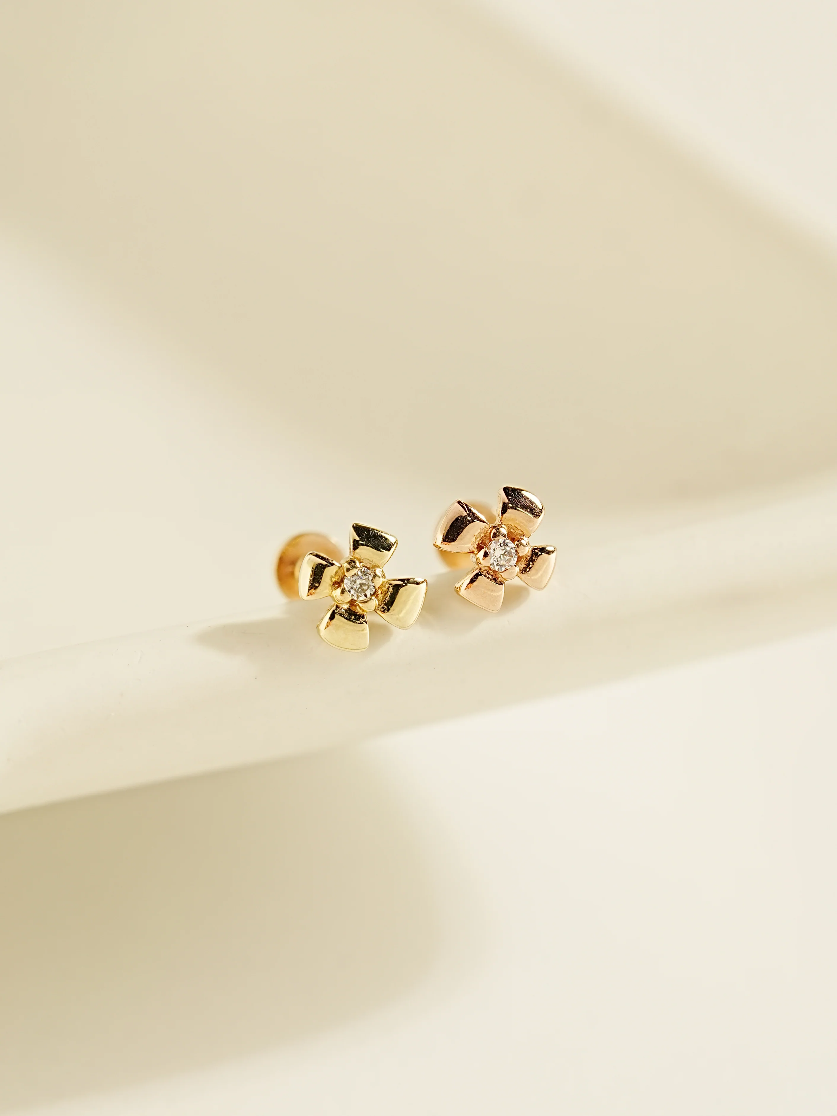 14K Gold Cubic Clover Internally Threaded Labret Piercing 18G16G - Image 3