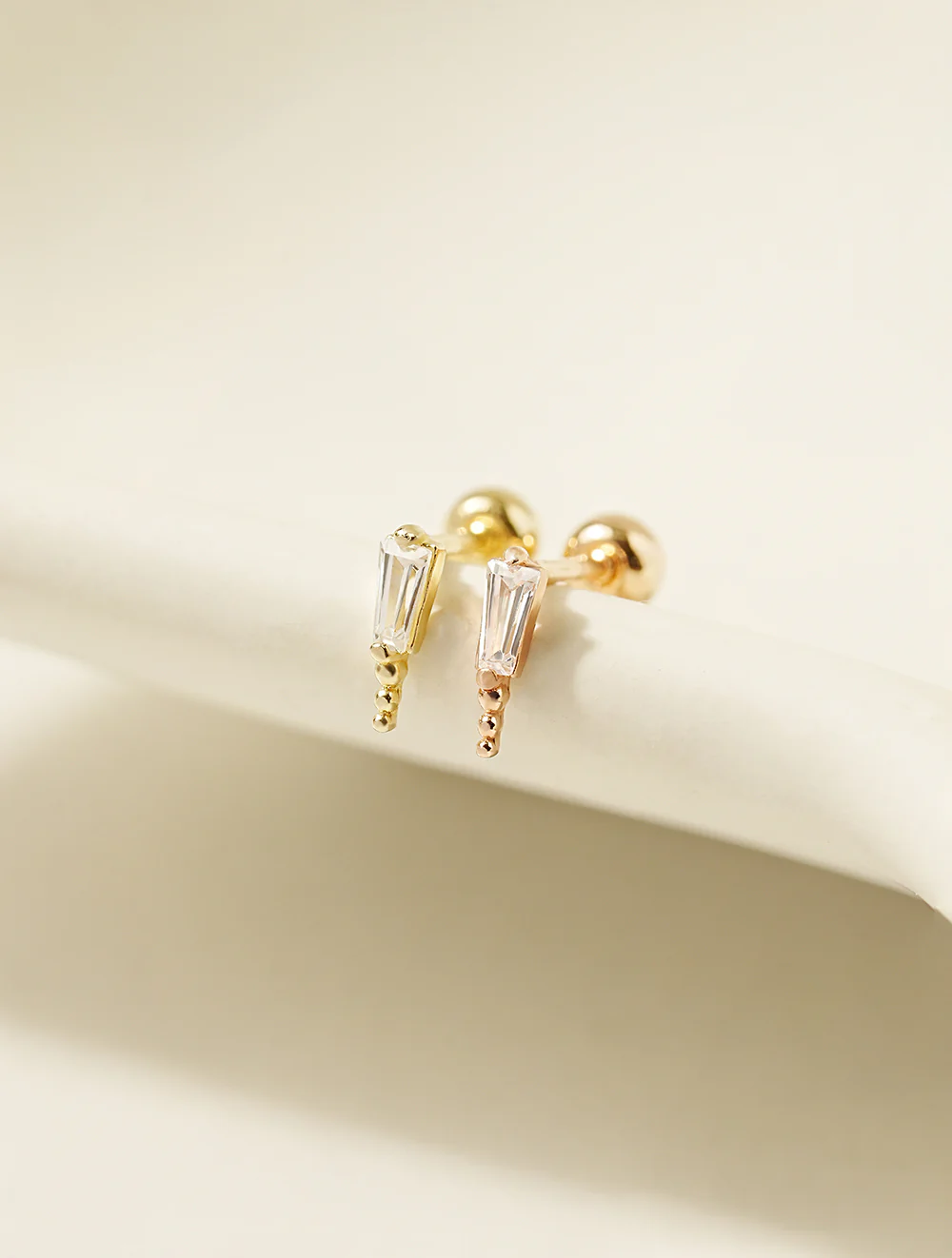 14K Gold Decresendo Cubic Cartilage Earring 20G - Image 3