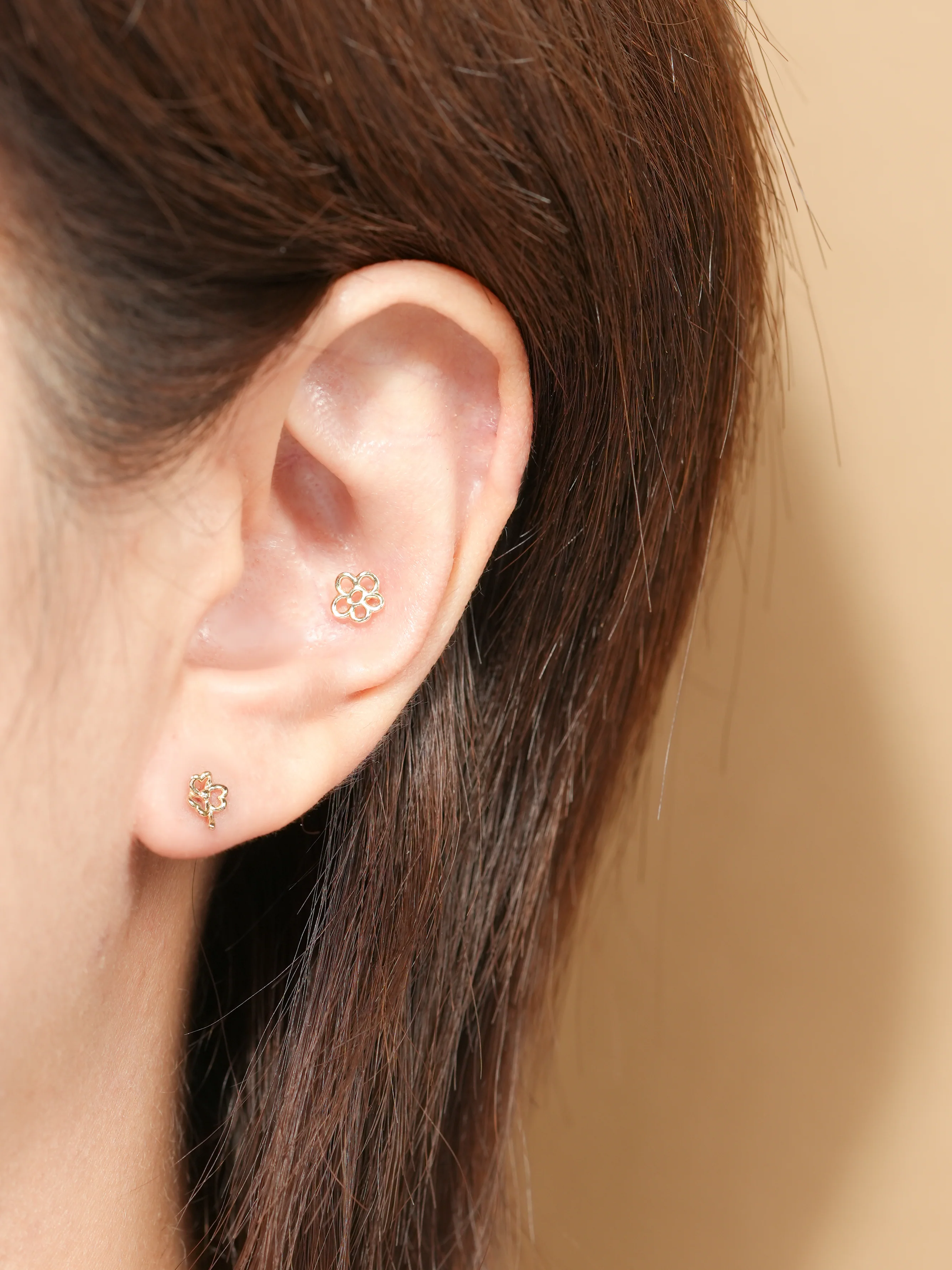 14K Gold Drawing Flower Cartilage Earring 20G - Image 2