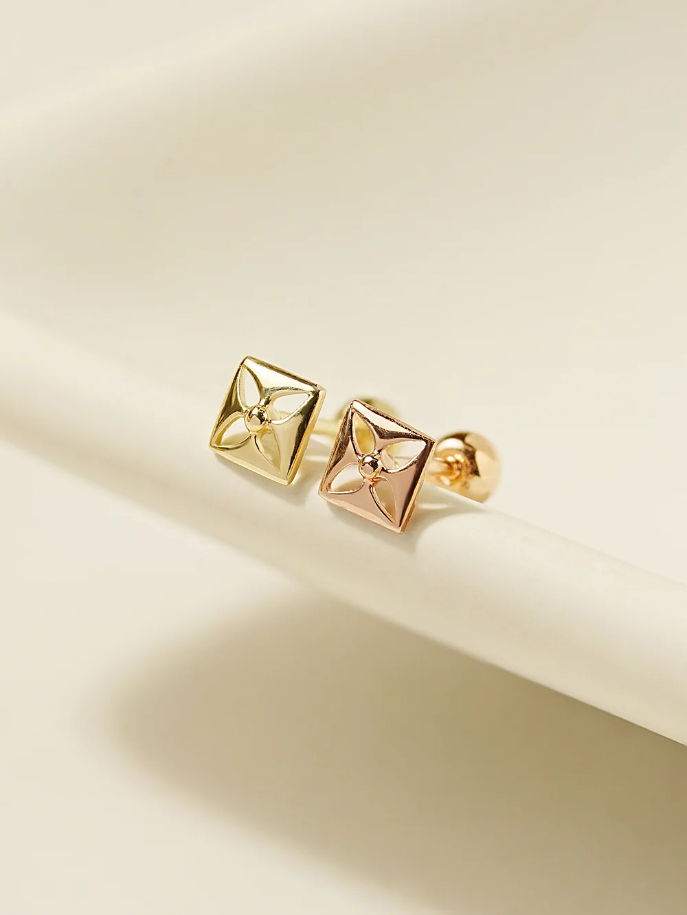 14K Gold Ellipse Flower Cartilage Earring 20G - Image 4