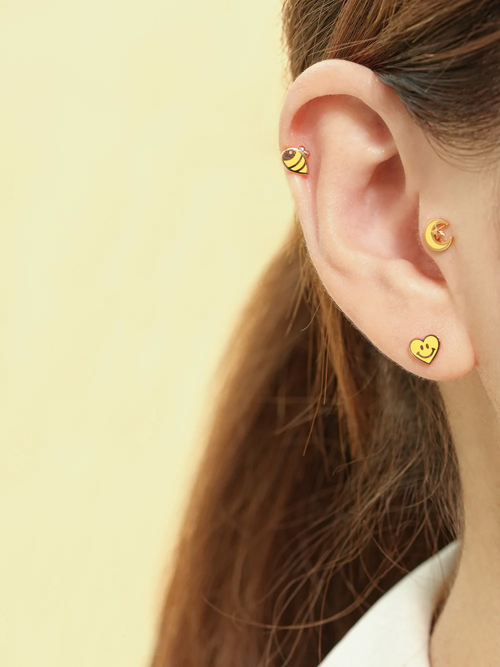 14K Gold Enamel Busy Bee Cartilage Earring 20G - Image 2