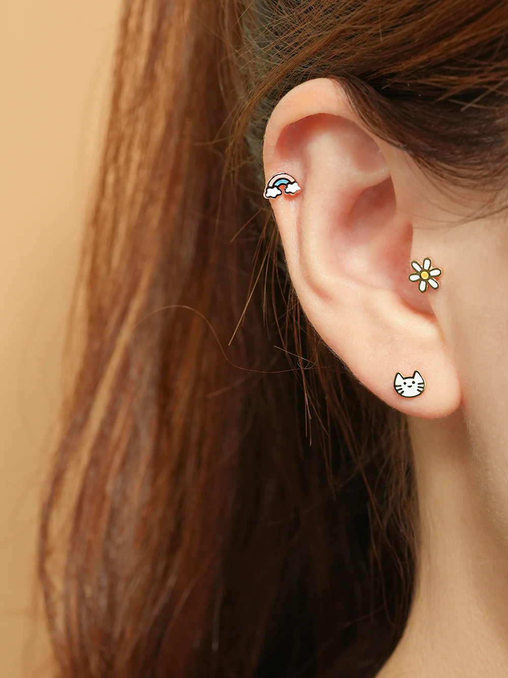 14K Gold Enamel Simple Daisy Cartilage Earring 20G - Image 4