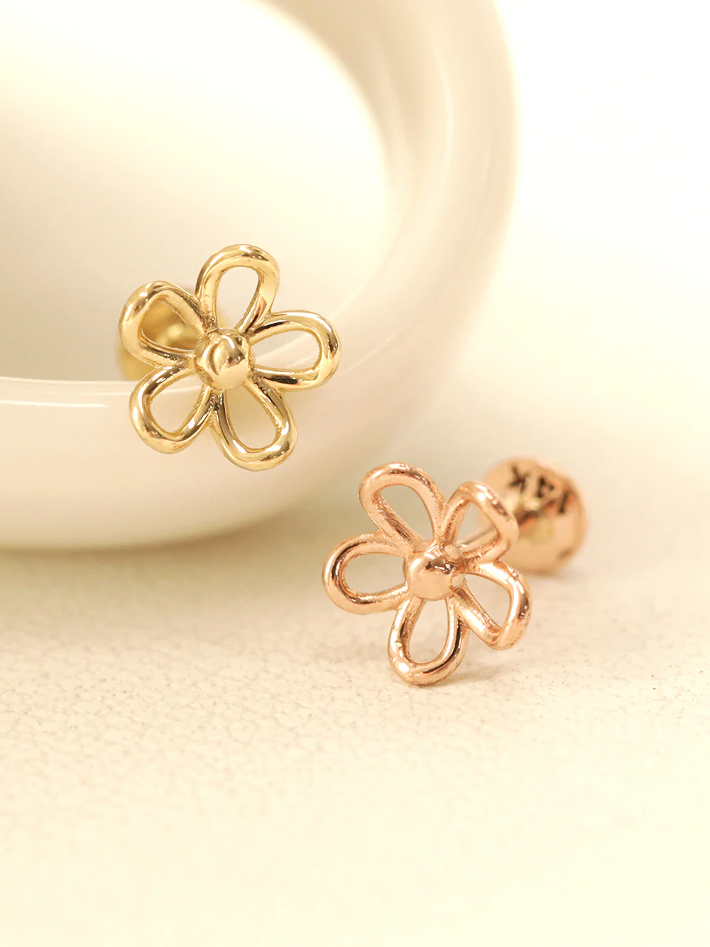 14K Gold Flower Point Labret Piercing 18G16G