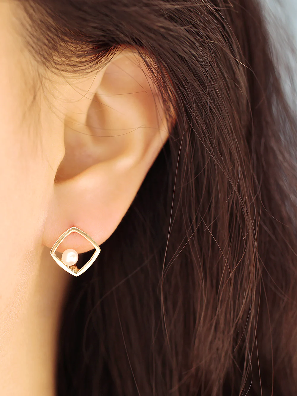 14K Gold Fresh Water Pearl Figure Conch Hoop Earring - Image 2