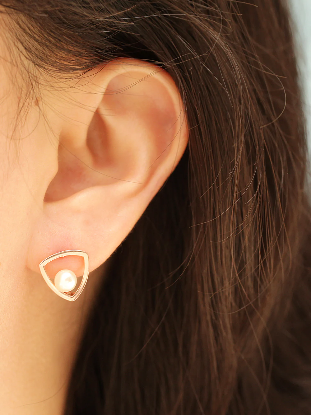 14K Gold Fresh Water Pearl Figure Conch Hoop Earring - Image 3