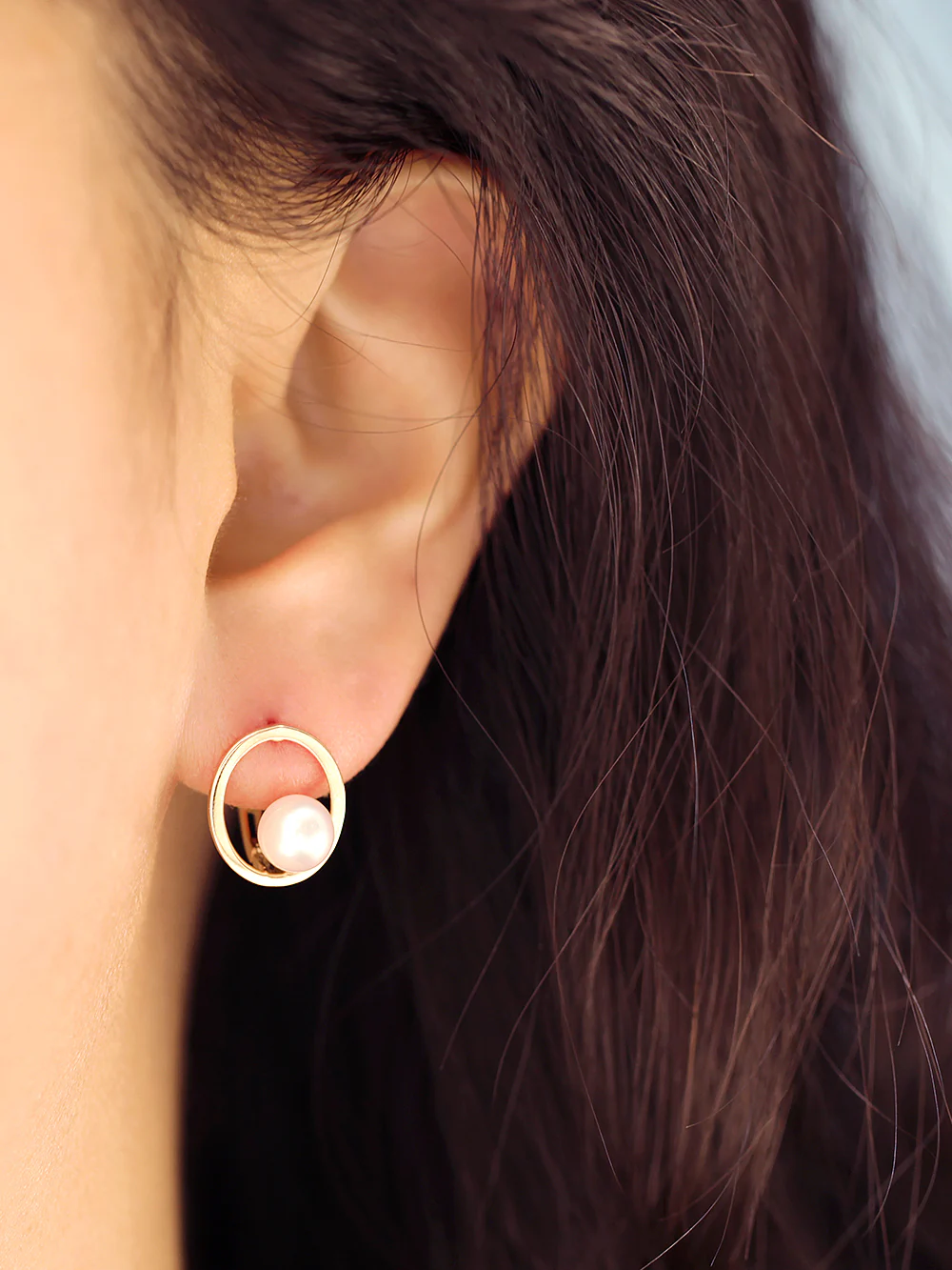14K Gold Fresh Water Pearl Figure Conch Hoop Earring - Image 4