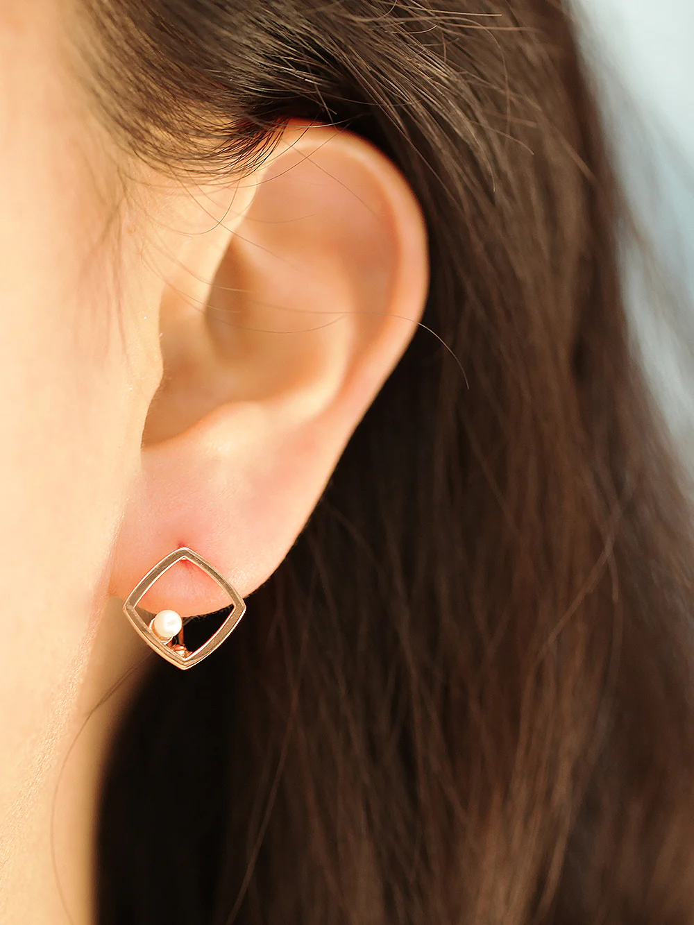 14K Gold Fresh Water Pearl Figure Conch Hoop Earring - Image 8