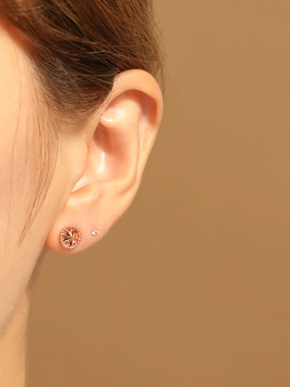 14K Gold Glitter Mountain Cartilage Earring 20G - Image 2