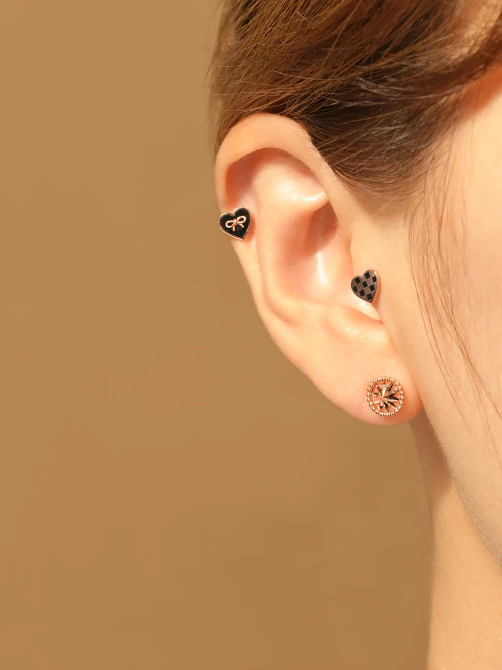 14K Gold Glitter Mountain Cartilage Earring 20G - Image 4