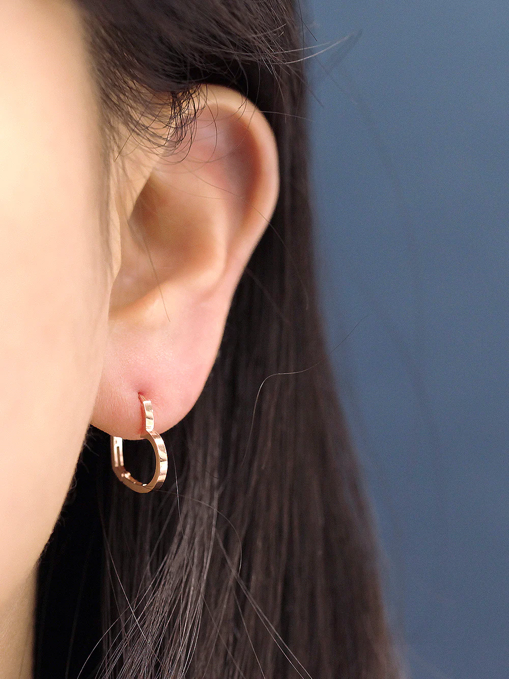 14K Gold Modern Heart Hoop Earring - Image 8
