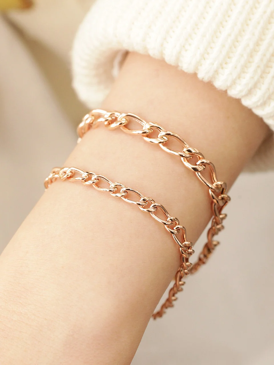 14K Gold Hollow Knot Chain Bracelet - Image 3