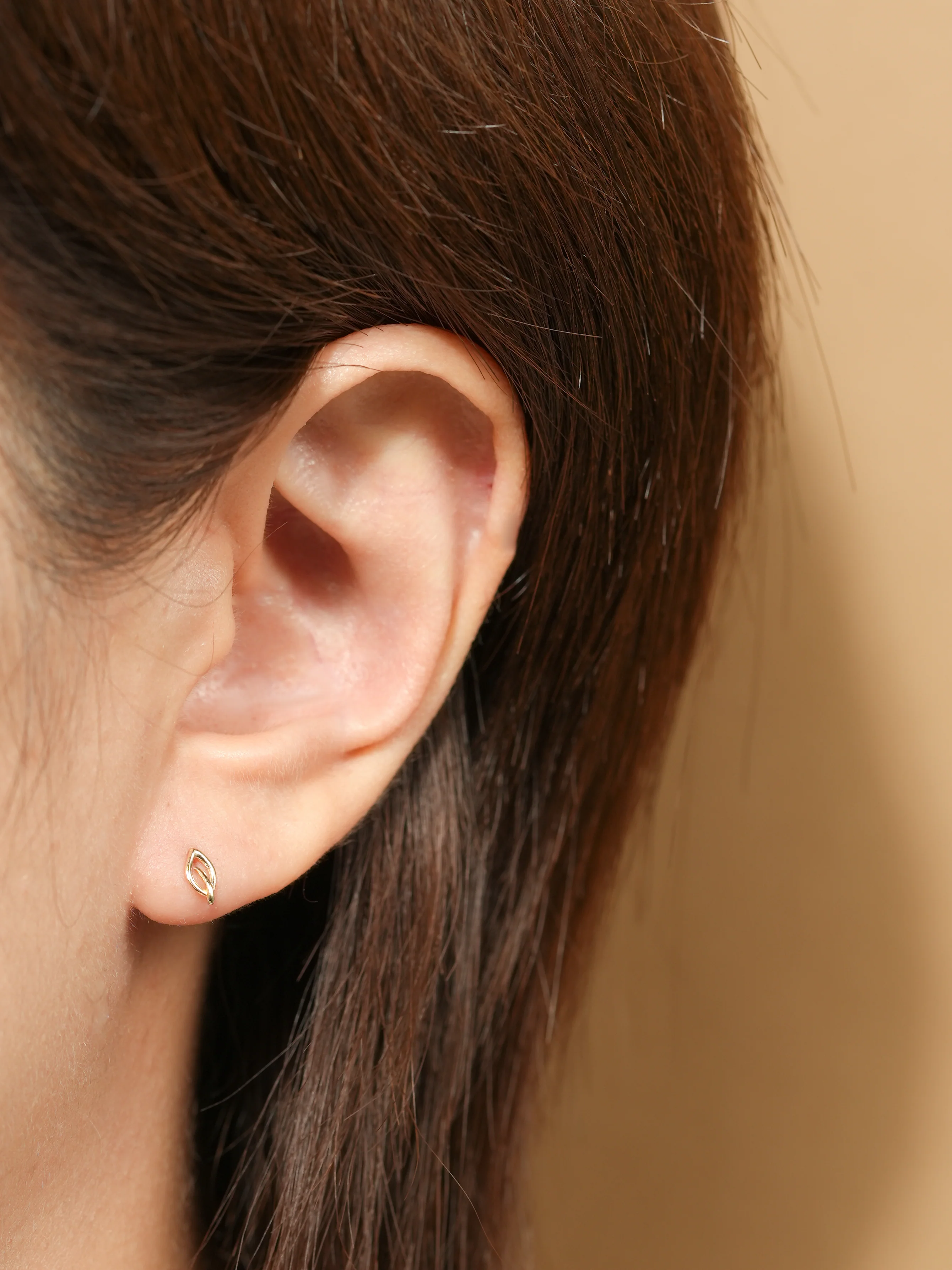 14K Gold Leaf Point Cartilage Earring 20G - Image 2