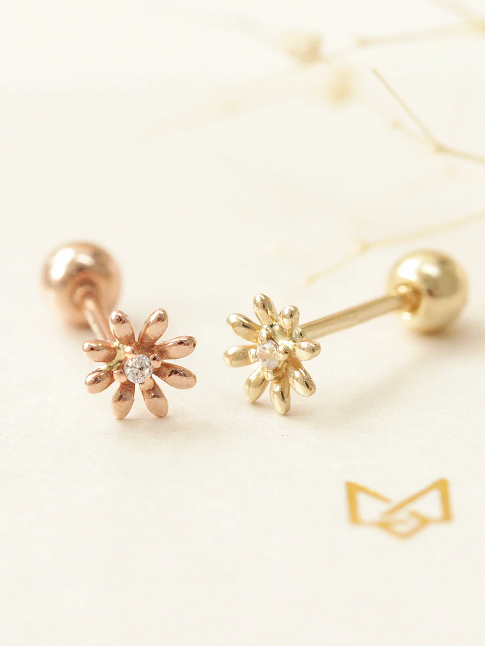 14K gold Mini Marguerite cartilage earring 20g - Image 10