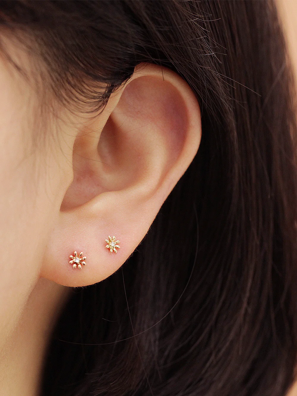 14K gold Mini Marguerite cartilage earring 20g - Image 4