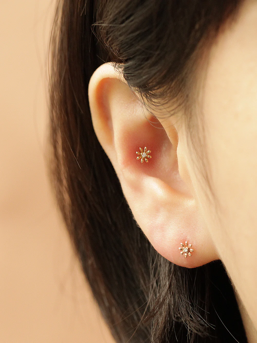 14K gold Mini Marguerite cartilage earring 20g - Image 5