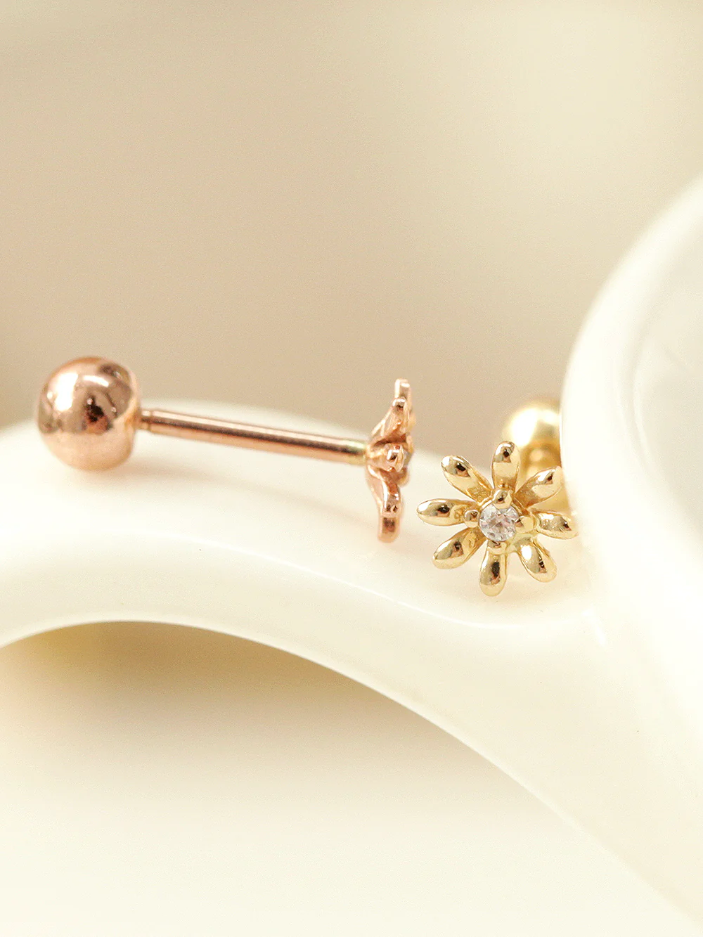 14K gold Mini Marguerite cartilage earring 20g - Image 7