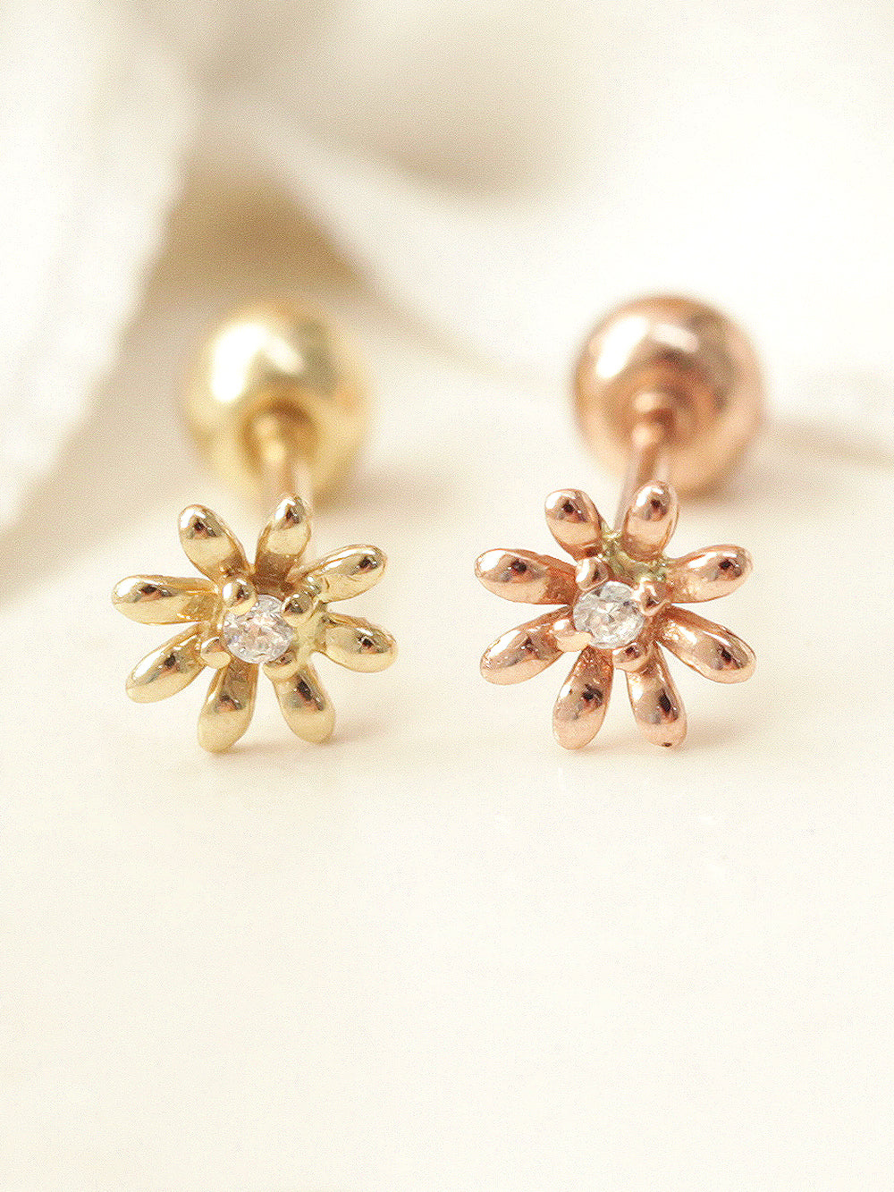 14K gold Mini Marguerite cartilage earring 20g - Image 8