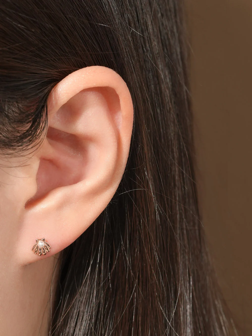 14K Gold Pearl Clam Cartilage Earring 20G - Image 2