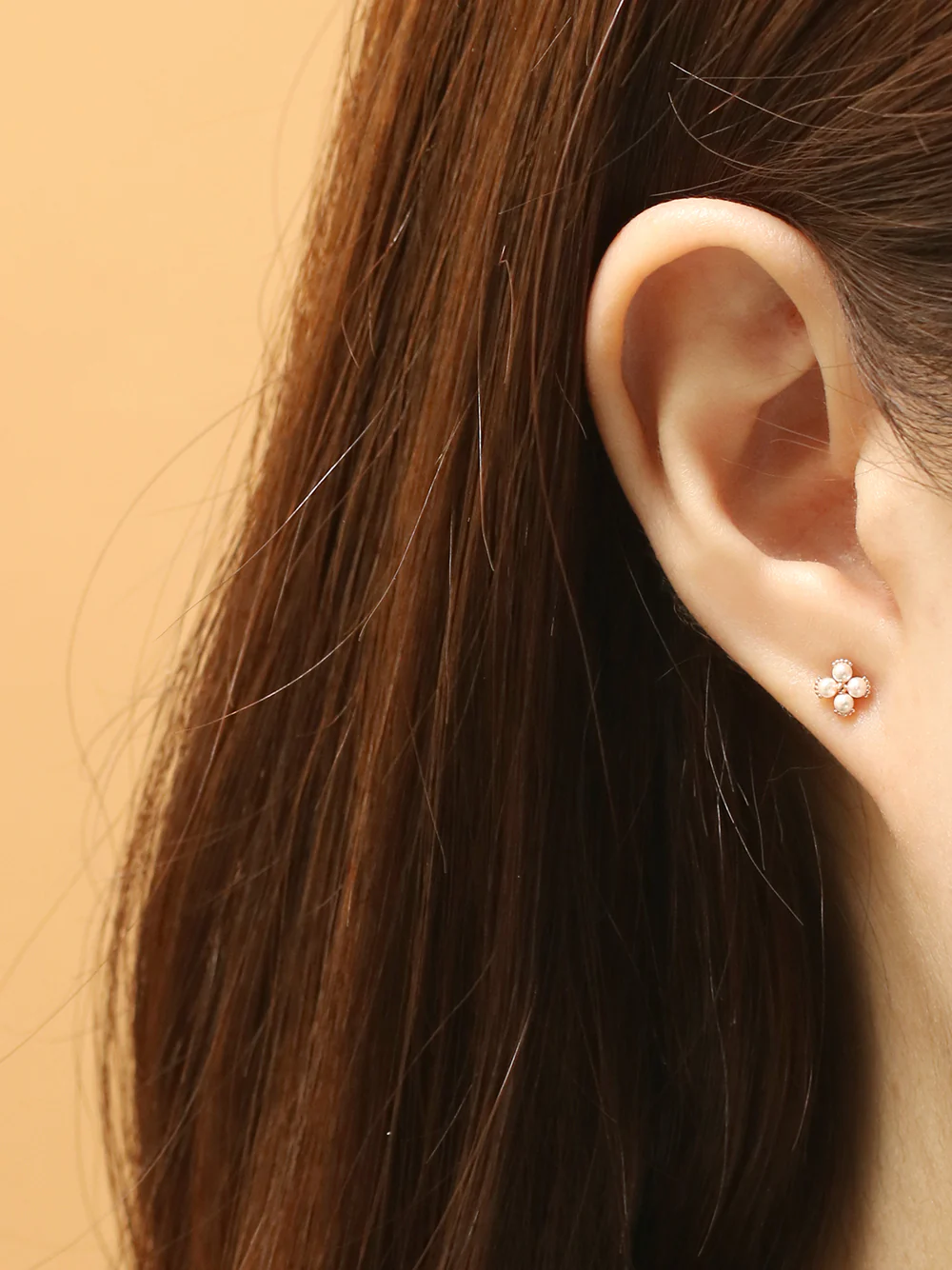 14K Gold Pearl Clover Cartilage Earring 20G - Image 2