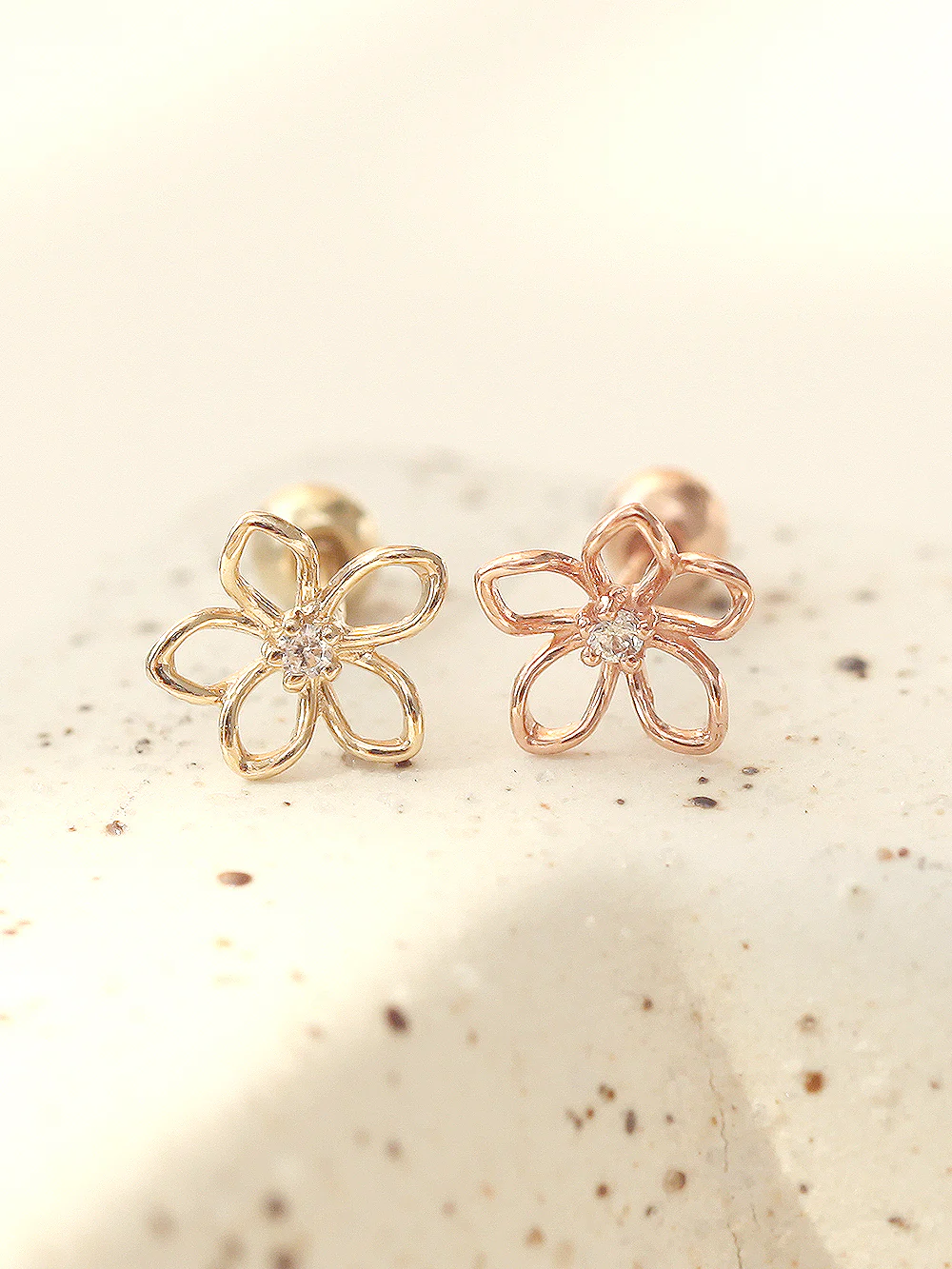 14K gold Point Cubic Daisy cartilage earring 20g - Image 8