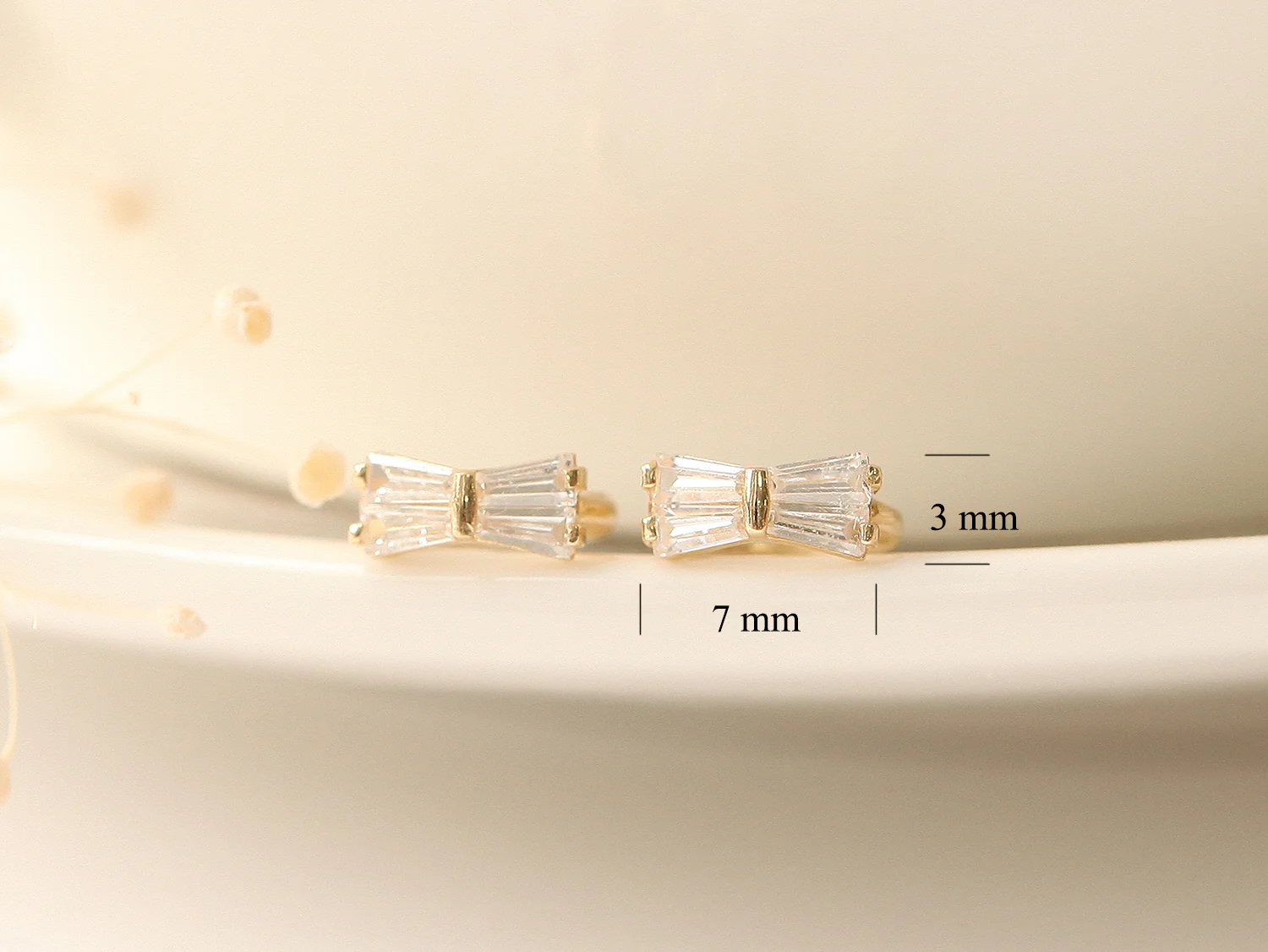 14K Gold Ribbon Cubic Hoop Earring - Image 11