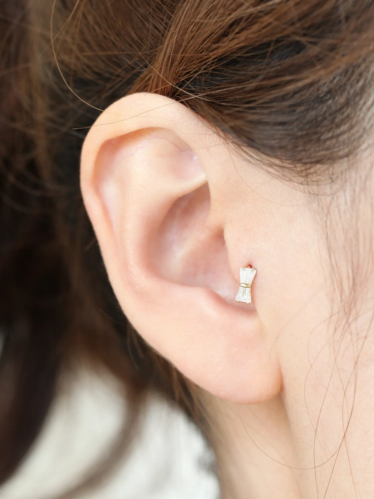 14K Gold Ribbon Cubic Hoop Earring - Image 5