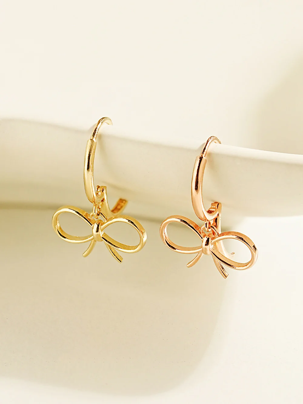 14K Gold Ribbon Line Hoop Earring
