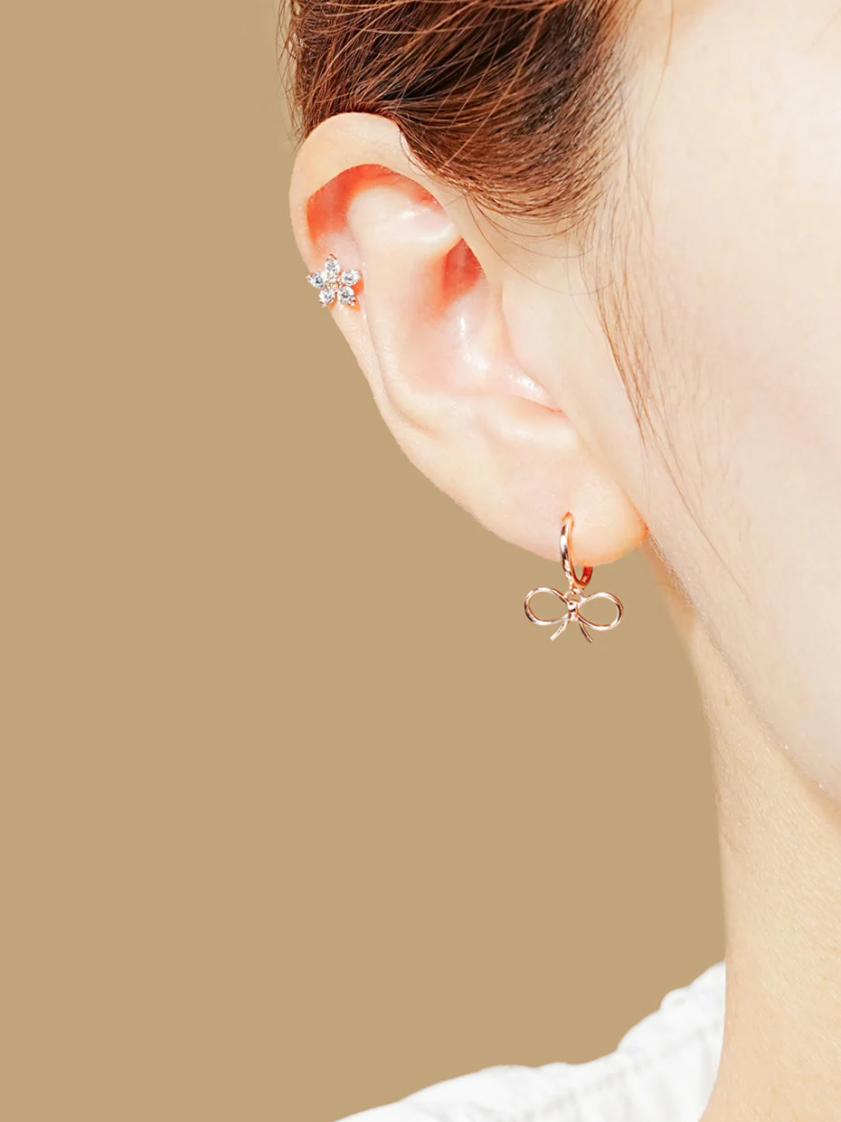 14K Gold Ribbon Line Hoop Earring - Image 2