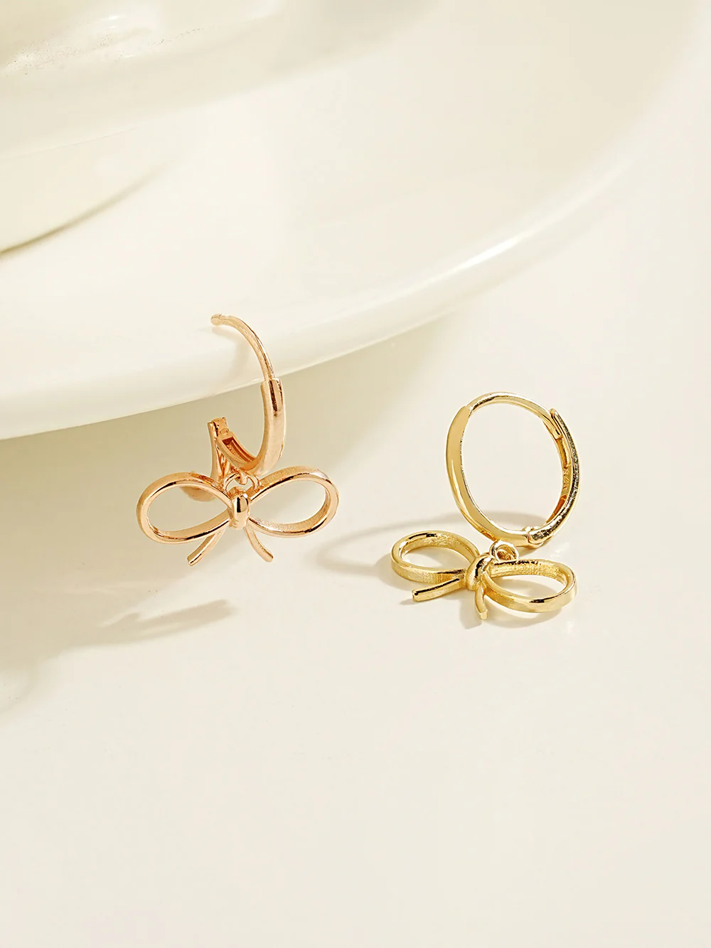 14K Gold Ribbon Line Hoop Earring - Image 3