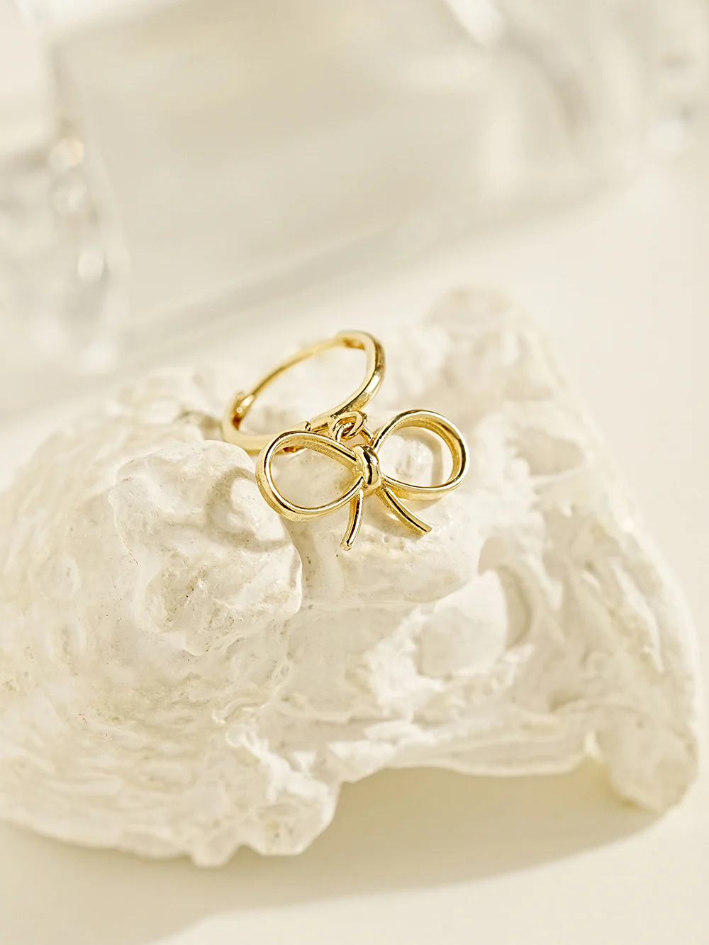 14K Gold Ribbon Line Hoop Earring - Image 6