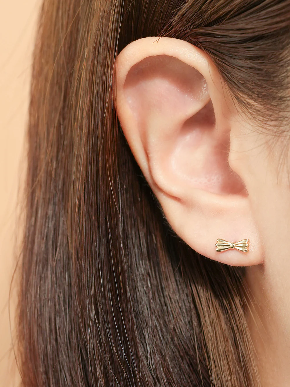 14K Gold Ribbon Tie Cartilage Earring 20G - Image 2