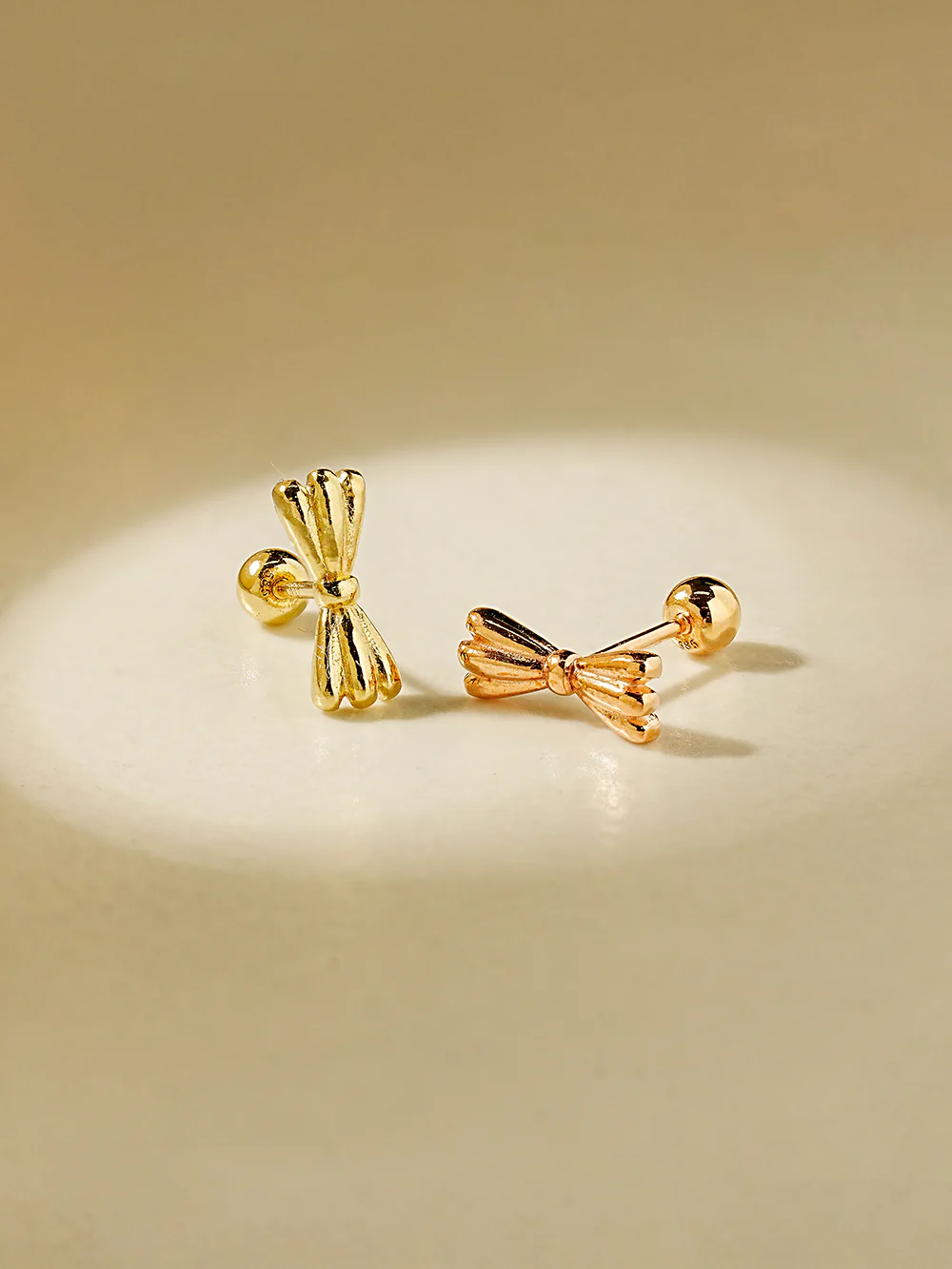 14K Gold Ribbon Tie Cartilage Earring 20G - Image 3