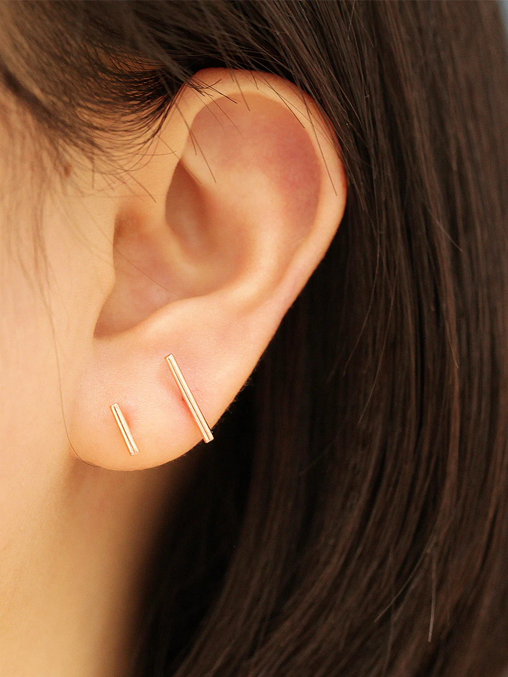 14K Gold Round Stick Stud Earring - Image 4
