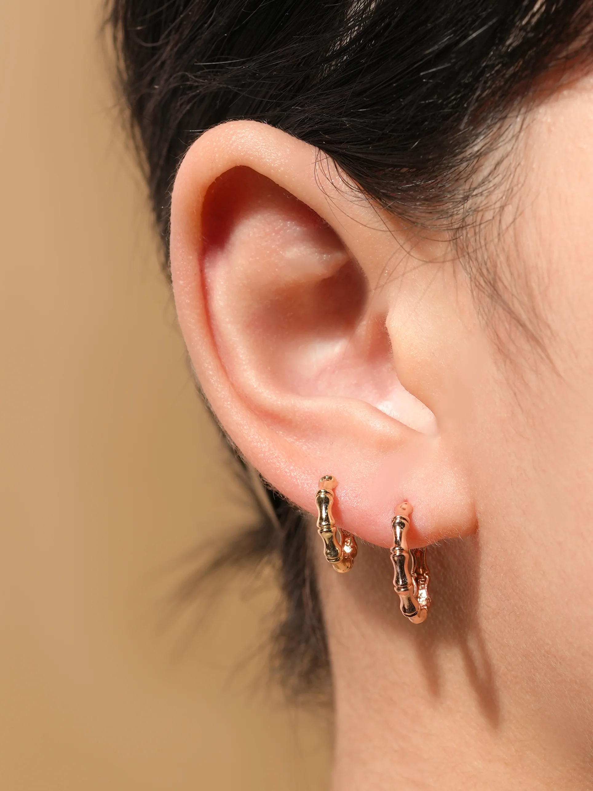 14K Gold Round Wave Hoop Earring - Image 11