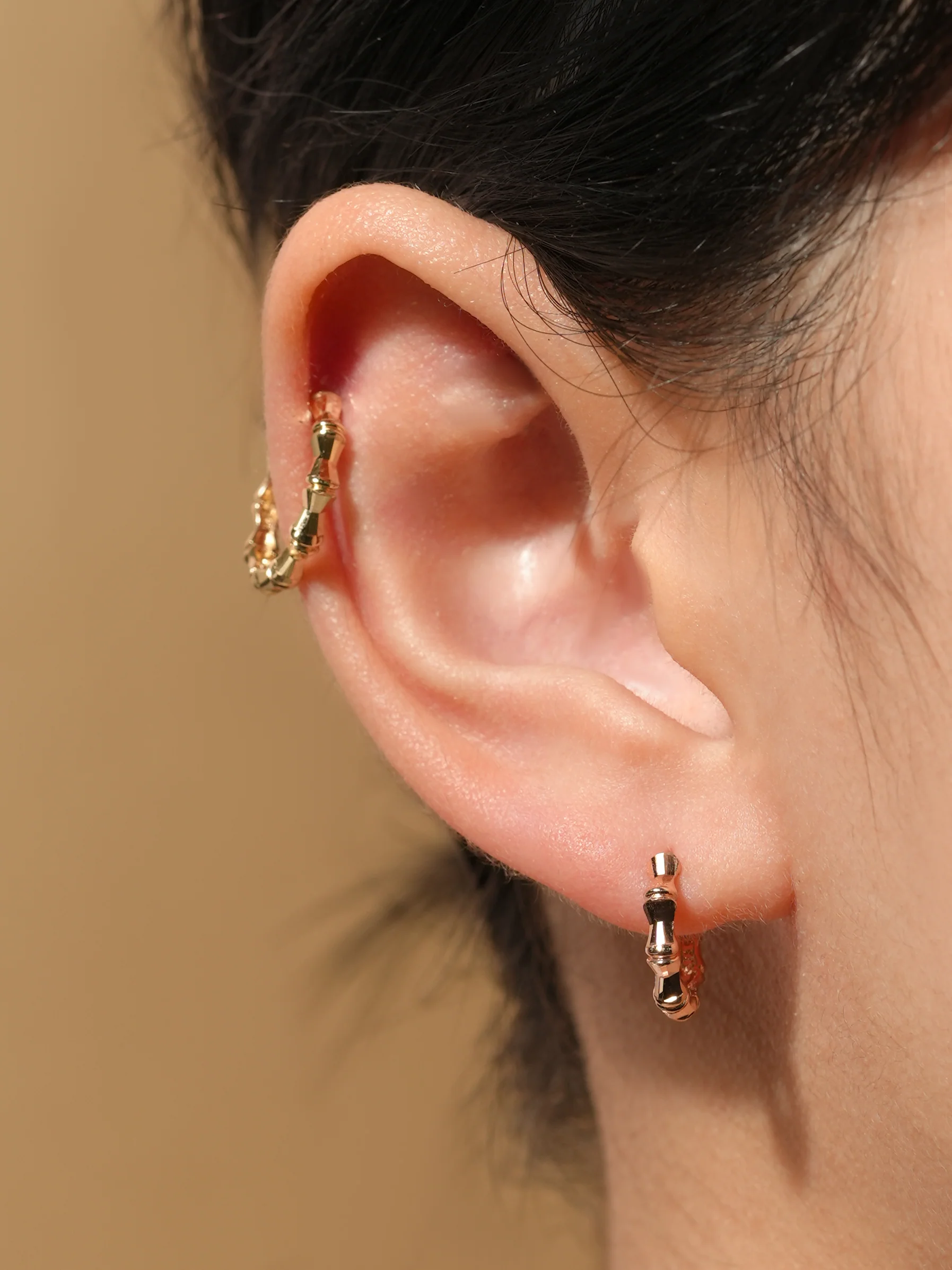 14K Gold Round Wave Hoop Earring - Image 4