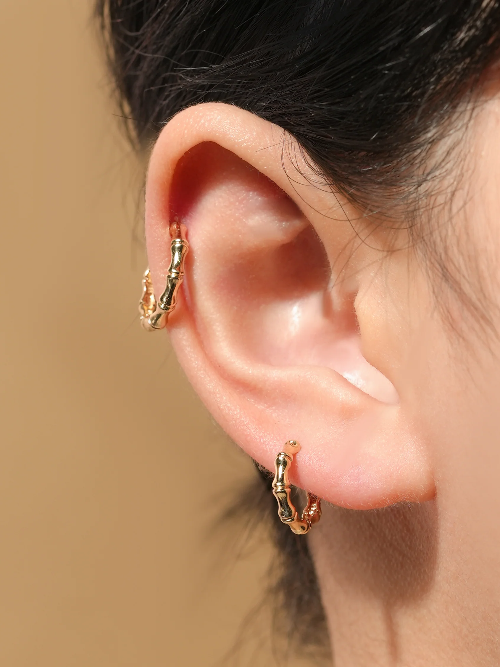 14K Gold Round Wave Hoop Earring - Image 7
