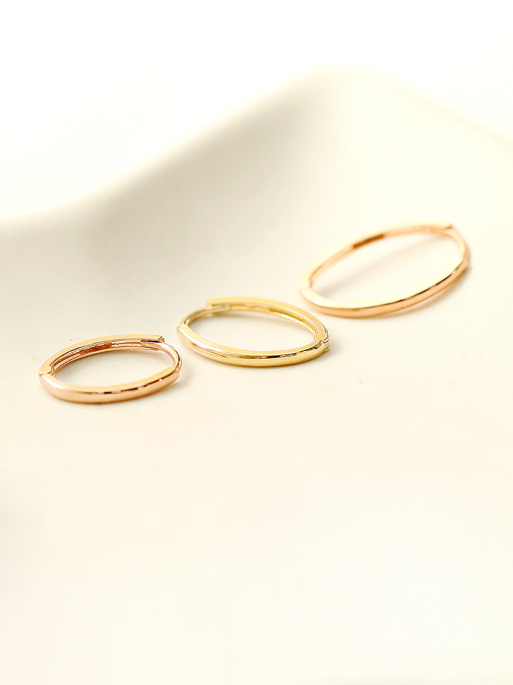 14K Gold Slim Oval Hoop Earring - Image 3