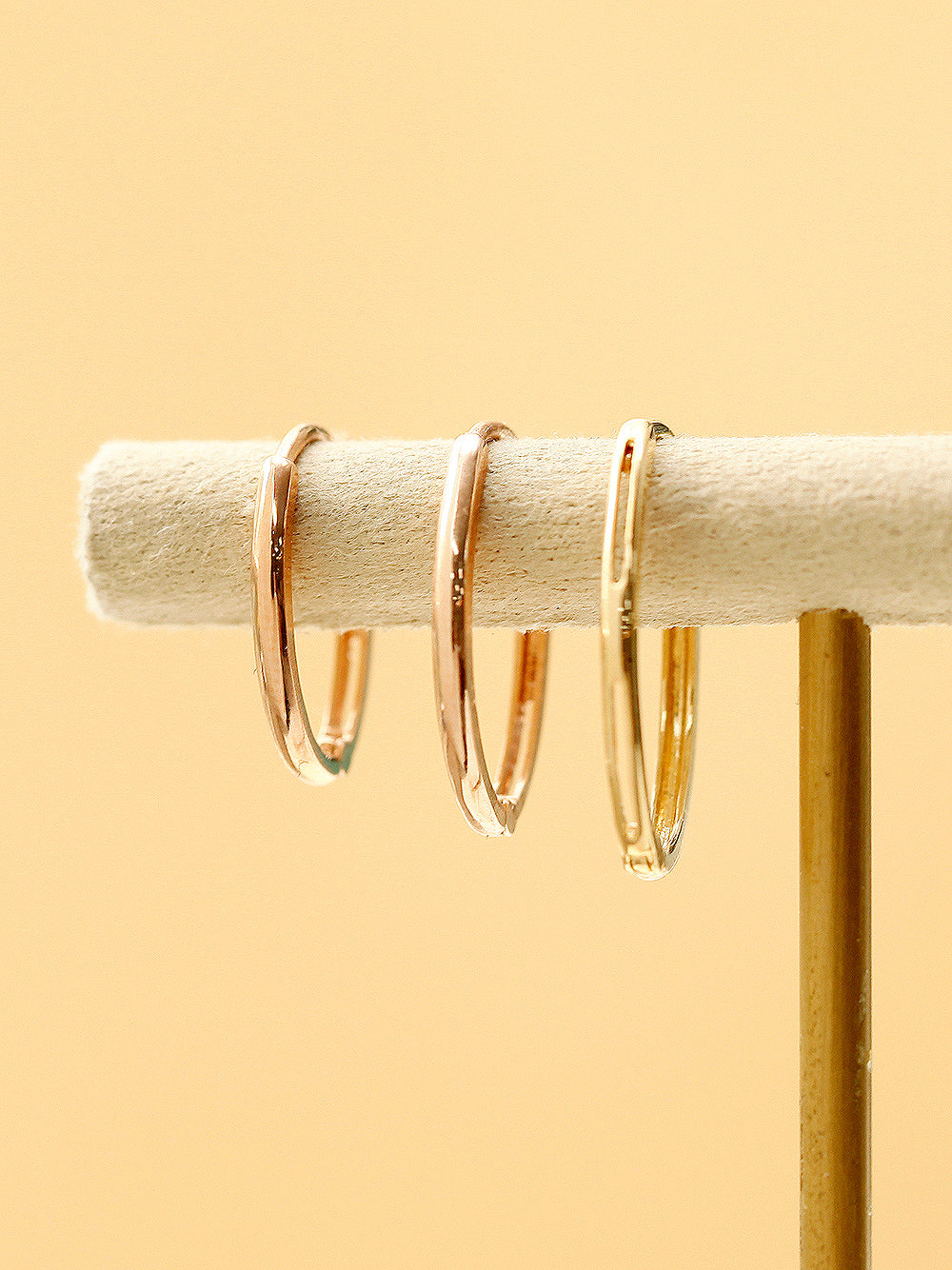 14K Gold Slim Oval Hoop Earring - Image 4