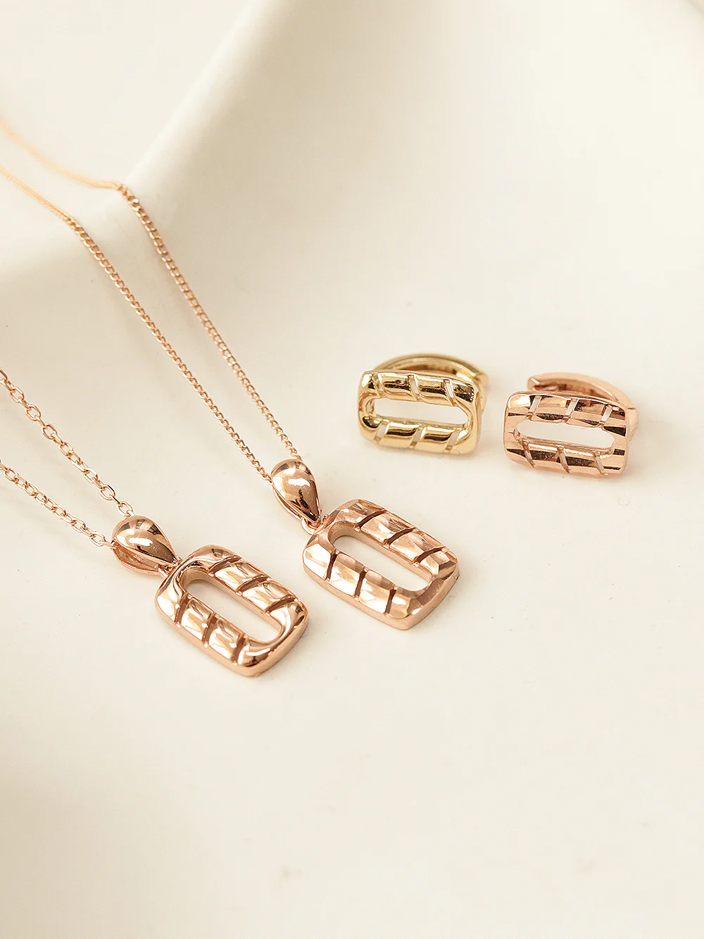 14K Gold Twist Square Necklace Pendant - Image 5